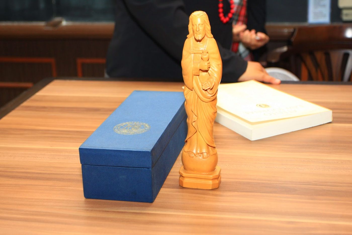 The Lux-in-Domino statuette of the Sacred Heart beside its blue case